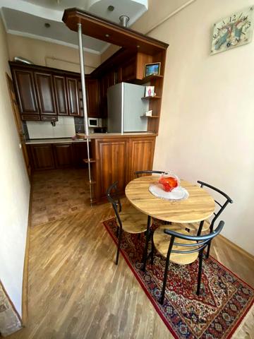 Миколи Леонтовича вул., 5