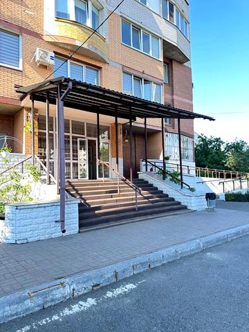 Анни Ахматової вул., 18