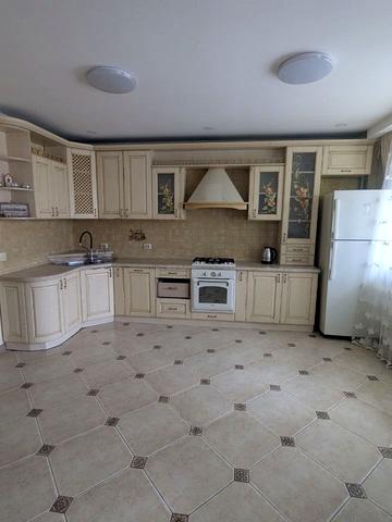 Варшавська вул., 136