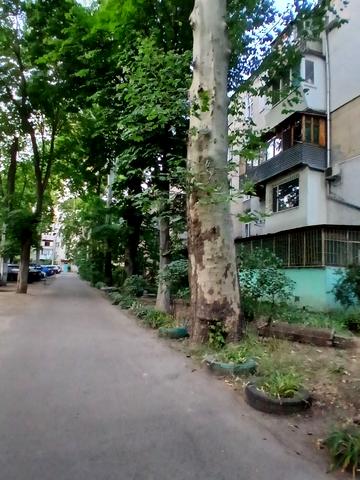 Космонавтів вул., 62