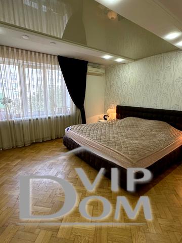 Тополина вул., 12