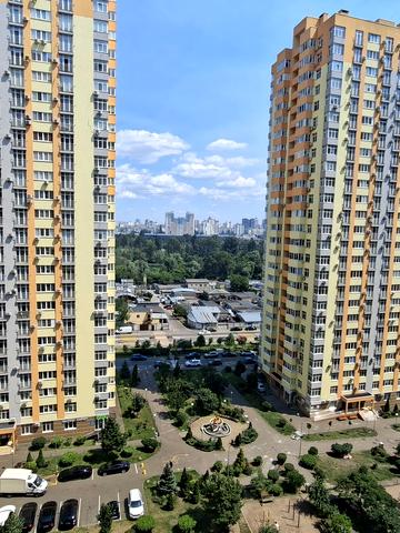 Сімї Кульженків вул. (Петра Дегтяренка), 35