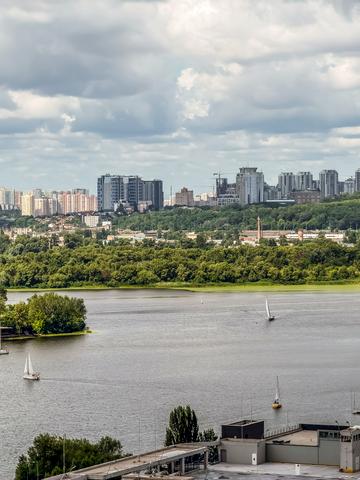Дніпровська набережна вул., 25