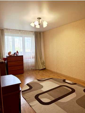 Космонавтів вул., 77