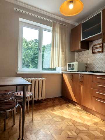 Космонавтів вул., 46
