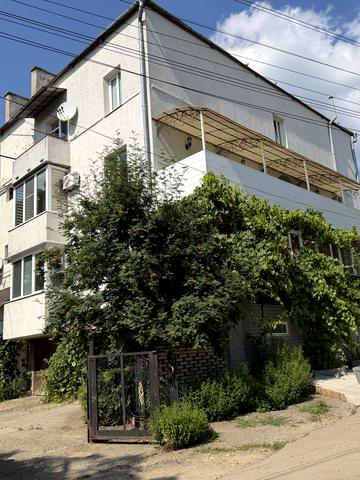 Полтавська вул., 1