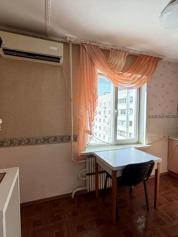 Дніпровські Пороги вул., 19