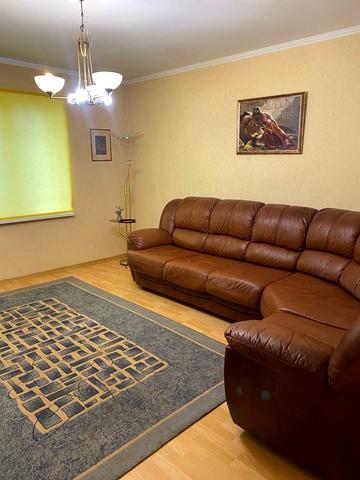 Ревуцького вул., 8