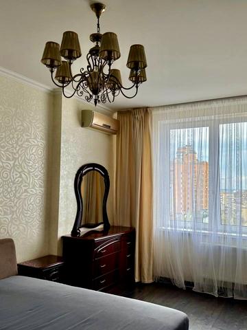 Дмитрівська вул., 80
