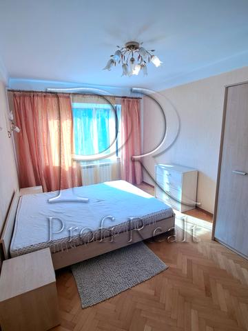 Дарницький бульв., 15