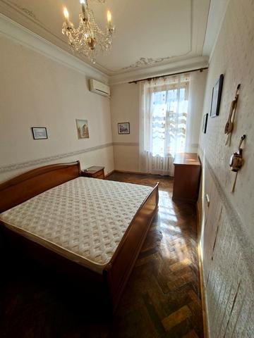 Панаса Мирного вул., 12/7