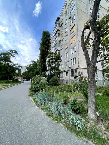 Мілютенка вул., 11