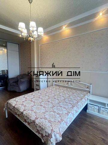 Володимира Івасюка просп. (Героїв Сталінграду), 8-А