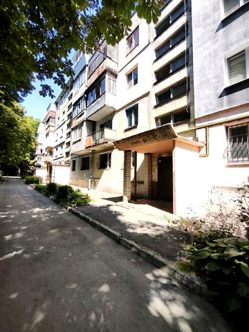 Каштанів вул., 8