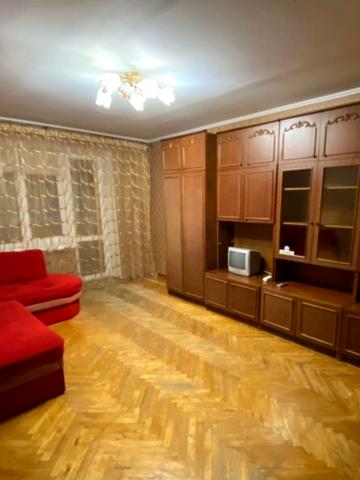 Поліська вул., 1