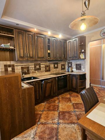 Європейського Союзу просп. (Правди), 5-Б