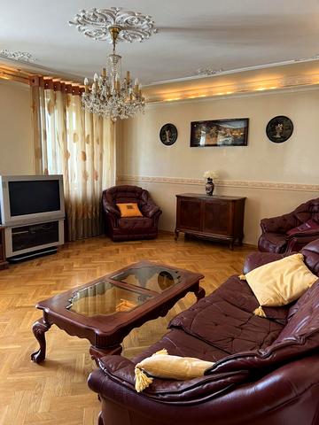 Феодосійська вул., 4