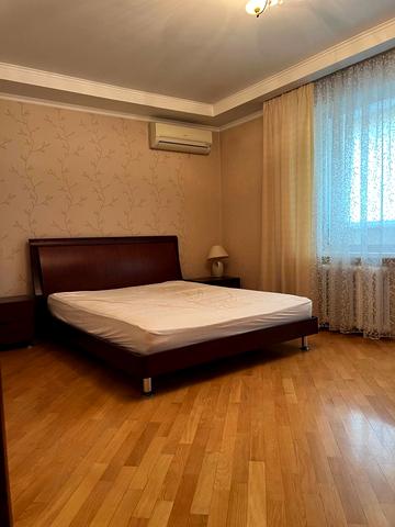 Дарницький бульв., 8