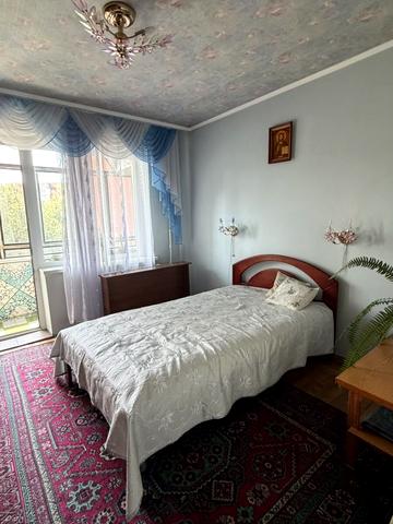 Олександра Довженка вул., 18