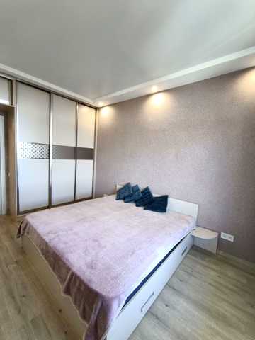 Літературна вул., 8