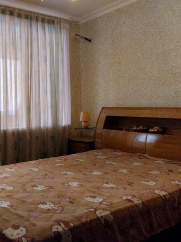 Анатолія Петрицького вул., 7