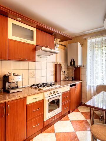 Євгена Коновальця вул., 130а