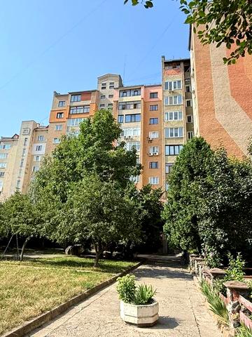 Південний бульв., 35