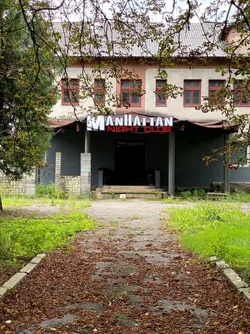 Добровольців вул. (Комарова), 22