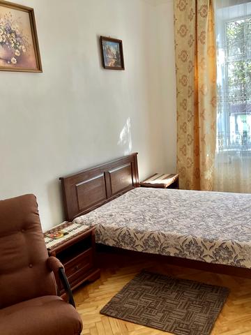 Шпитальна вул., 8