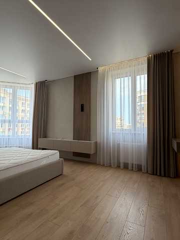 Молодіжна вул., 10
