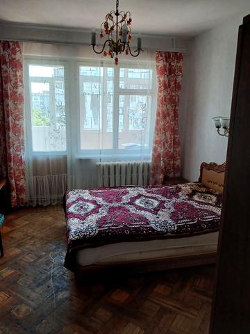 Академіка Корольова вул., 88