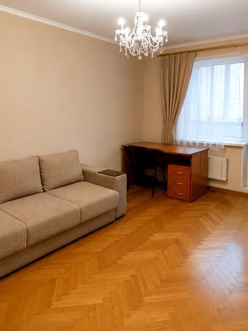 Срібнокільська вул., 22