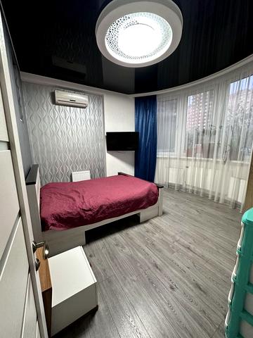 Анни Ахматової вул., 30