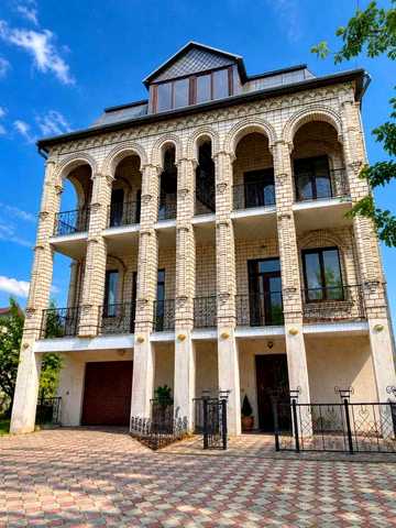 Богдана Хмельницького вул., 7