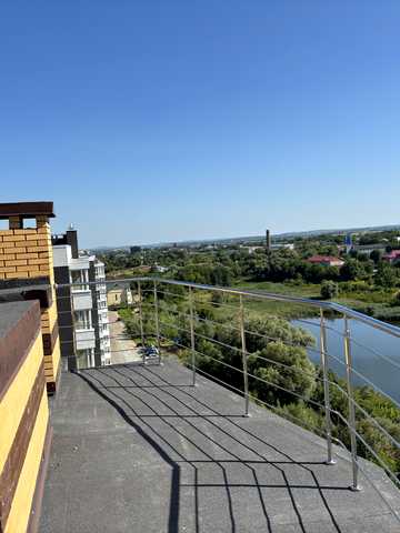 Чорновола вул., 1