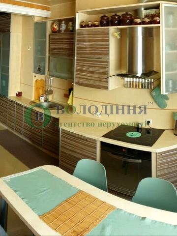 Валерія Лобановського вул., 11