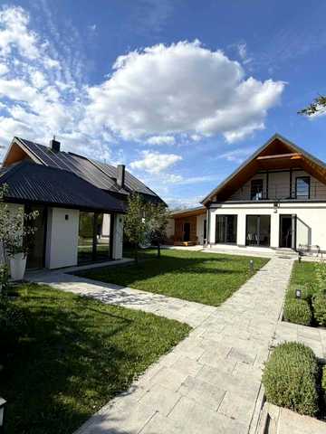 Степана Бандери вул., 14