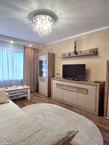 Довженка вул., 1