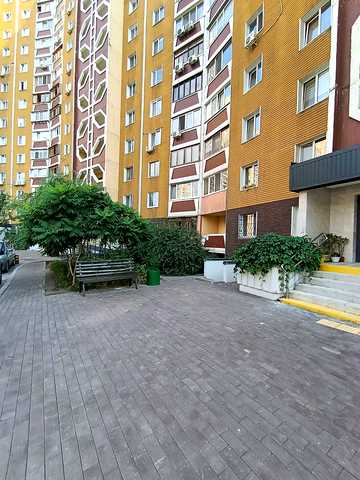 Анни Ахматової вул., 43