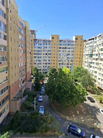 Академіка Сахарова вул., 16