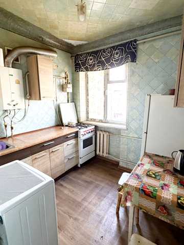 Космонавтів вул., 73