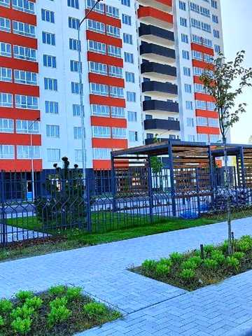 Металургів вул., 35