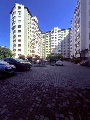 Хотинська вул., 12