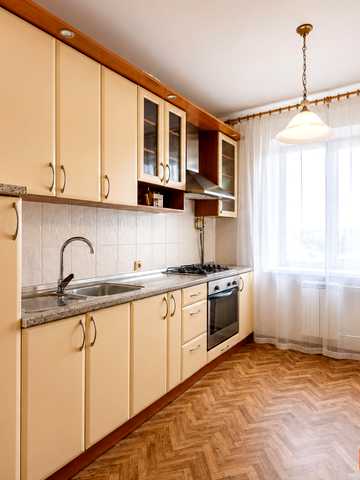 Тростянецька вул., 3