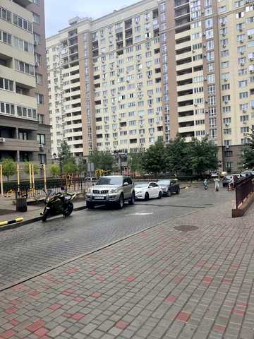 Михайла Грушевського вул., 30б