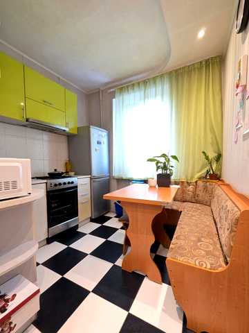Будівельників вул., 5