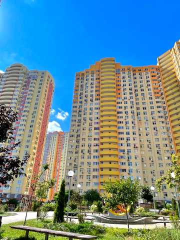 Сім'ї Кульженків вул. (Петра Дегтяренка), 37