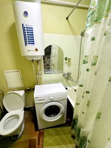Космонавтів вул., 3