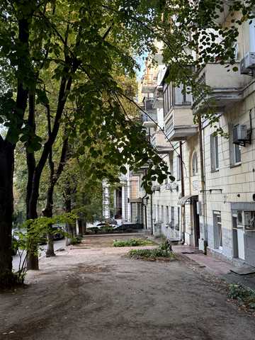 Богдана Хмельницького вул., 66