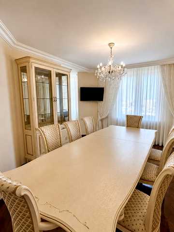 Дмитрівська вул., 75